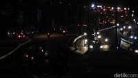 Pasalnya, pasar kaget tersebut membuat terhambatnya arus kendaraan dari arah Jalan Supratman menuju Gedung Sate. Begitu pun dari arah sebaliknya, karena keluar masuknya kendaraan yang parkir.
