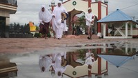 Salat Id digelar di halaman Masjid Syaikhuna Habib Muda Seunagan Desa Peuleukung, Seunagan Timur, Nagan Raya, Aceh, Sabtu (23/5/2020). 