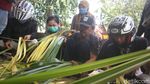 Laris Manis Pedagang Ketupat Jelang Lebaran