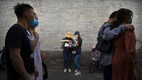 Ini menjadi momen pertama bagi China sejak data soal kasus virus Corona dilaporkan secara rutin sejak Januari lalu. NHC dalam laporan terbaru pada Sabtu (23/5) waktu setempat juga mengumumkan tidak ada tambahan kematian dalam sehari. Jumlah korban meninggal akibat virus Corona di China daratan sejauh ini mencapai 4.634 orang.