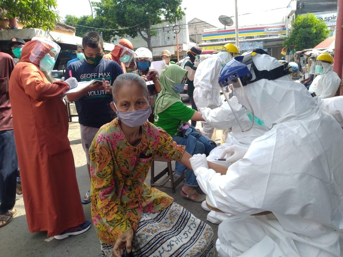 Rapid test massal menyasar para pedagang dan pengunjung pasar tradisional, swalayan dan mal di Kota Mojokerto