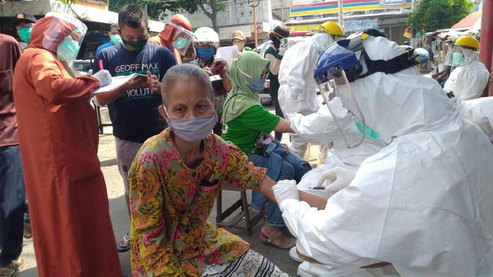 Rapid test massal menyasar para pedagang dan pengunjung pasar tradisional, swalayan dan mal di Kota Mojokerto Rapid test massal menyasar para pedagang dan pengunjung pasar tradisional, swalayan dan mal di Kota Mojokerto