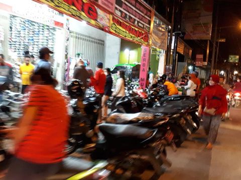 Toko sepatu dan sandal di pasar ramai saat malam takbiran/