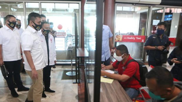 Satgas Lawan COVID-19 DPR meninjau protokol kesehatan di Bandara Soetta.