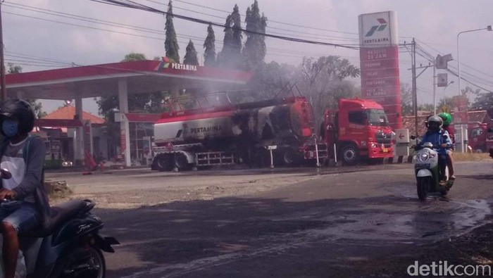Truk tangki BBM terbakar di SPBU Wirosari, Grobogan (23/5/2020)