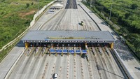 Menjelang Lebaran, salah satu titik kepadatan arus mudik di ruas tol Cikampek terpantau sepi dikarenakan adanya larangan mudik dari Pemerintah demi mencegah penyebaran wabah COVID-19.
