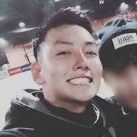 Dalam drama Ji Chang Wook hampir selalu terlihat bersinar dengan makeup dan gaya rambut rapi. Tapi dalam foto ini, aktor K2 tersebut tampil seperti pria kebanyakan karena tidak dirias walau tetap saja ketampanan tetap terpancar. Foto: Instagram @jichangwook