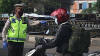 Petugas terlihat memantau pengendara yang hendak mudik.