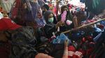 Pandemi Corona Tak Surutkan Tradisi Warga Berburu Pakaian