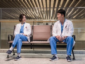 Begini Cara Jo Jung Suk Bangun Chemistry dengan Anaknya di Hospital Playlist