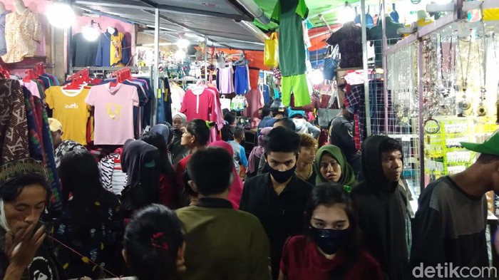 Warga Makassar berdesak-desakan di Pasar Senggol demi berburu baju lebaran (Hermawan-detikcom).