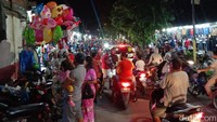 Salah satu orang yang membawa obor, Rama mengatakan hal ini memang rutin dilakukan. Karena Hari Raya Idul Fitri hanya ada satu kali dalam setahun, maka tidak lengkap rasanya jika tak merayakannya dengan takbir keliling.