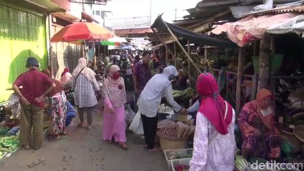 Warga Kota Tegal serbu pasar pasca PSBB diakhiri