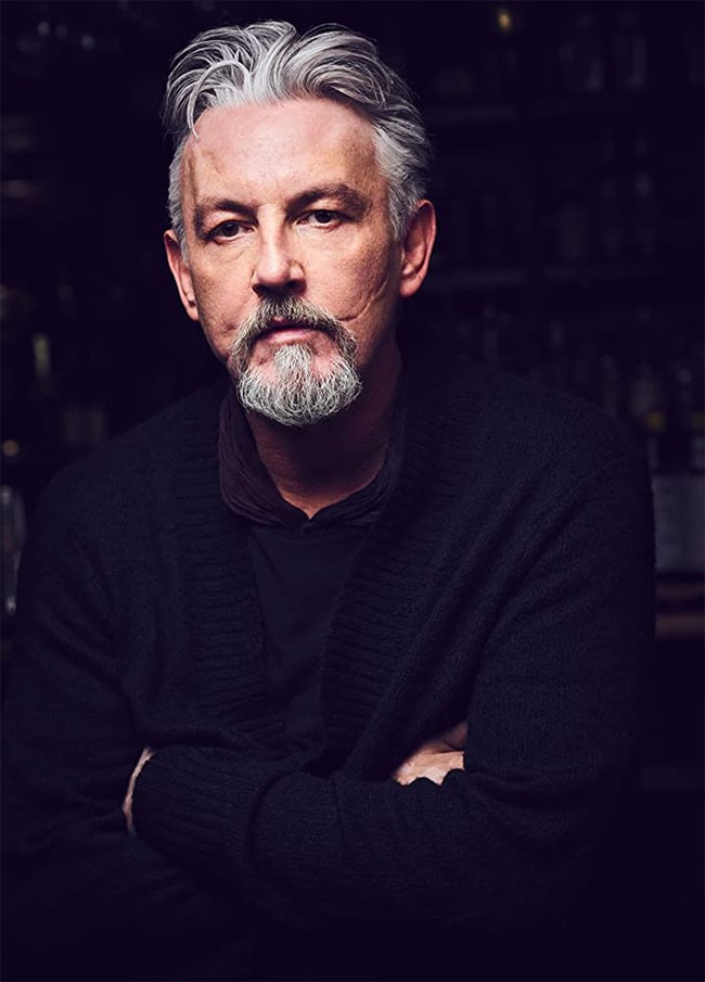 Aktor Tommy Flanagan memiliki bekas luka yang memanjang dari telinga kiri ke ujung bibir, membuatnya dijuluki sebagai Glasgow Smile, karena dia berasa dari Glasgow, Skotlandia. Bekas luka itu didapatkannya puluhan tahun lalu ketika sekelompok orang mencoba merampoknya, setelah dia keluar dari sebuah pub di malam hari. Tommy terkena sabetan pisau di wajah dari telinga kiri ke telinga kanan. Foto: istimewa/Boredpanda