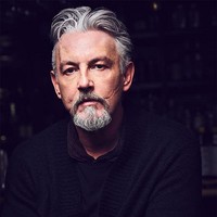 Aktor Tommy Flanagan memiliki bekas luka yang memanjang dari telinga kiri ke ujung bibir, membuatnya dijuluki sebagai Glasgow Smile, karena dia berasa dari Glasgow, Skotlandia. Bekas luka itu didapatkannya puluhan tahun lalu ketika sekelompok orang mencoba merampoknya, setelah dia keluar dari sebuah pub di malam hari. Tommy terkena sabetan pisau di wajah dari telinga kiri ke telinga kanan. Foto: istimewa/Boredpanda