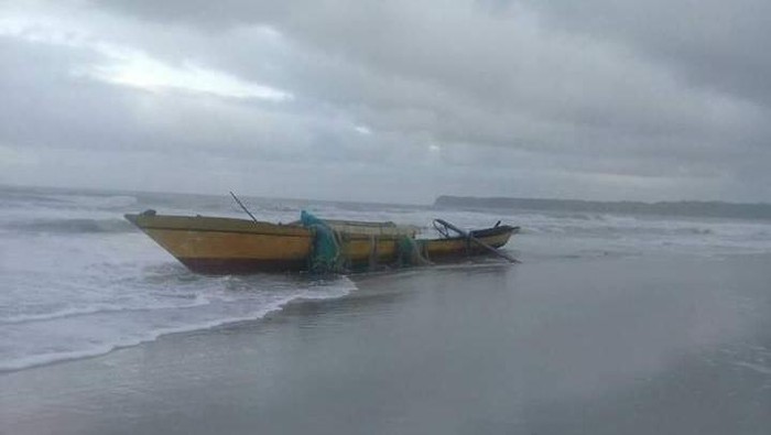 Kapal terbalik di Maluku.