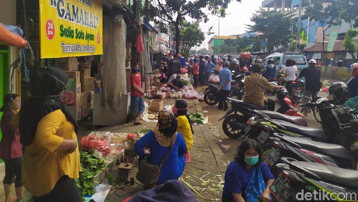 Pasar Minggu Kembali Dipadati Warga Pagi Ini, Jaga Jarak Diabaikan