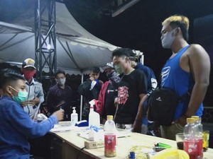 Petugas Perketat Akses Pangandaran dan Bubarkan Kerumunan Warga