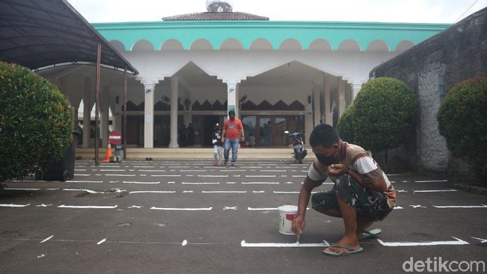 Persiapan Masjid Jami Al-Ma'mur Laksanakan Salat Id Pengurus masjid mempersiapkan shaf dengan mengatur jarak aman untuk Sholat Idul Fitri di Masjid Jami Al Ma'mur, Bintara, Kota Bekasi, Jawa Barat.