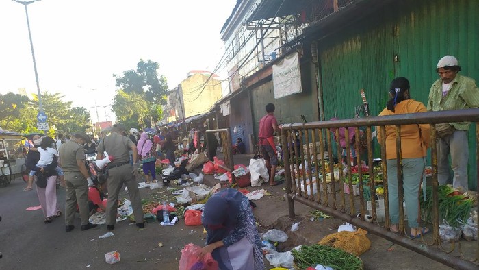Satpol PP mengamankan kawasan Pasar Minggu.
