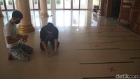 Hingga hari ini kelurahan Bintara masuk dalam zona hijau sehingga pengurus masjid memutuskan menyelanggarakan Sholat Idul Fitri esok hari. 