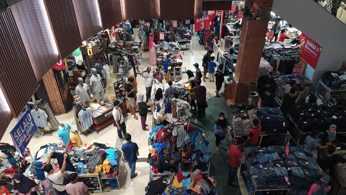 pembeli di mal sidoarjo ramai