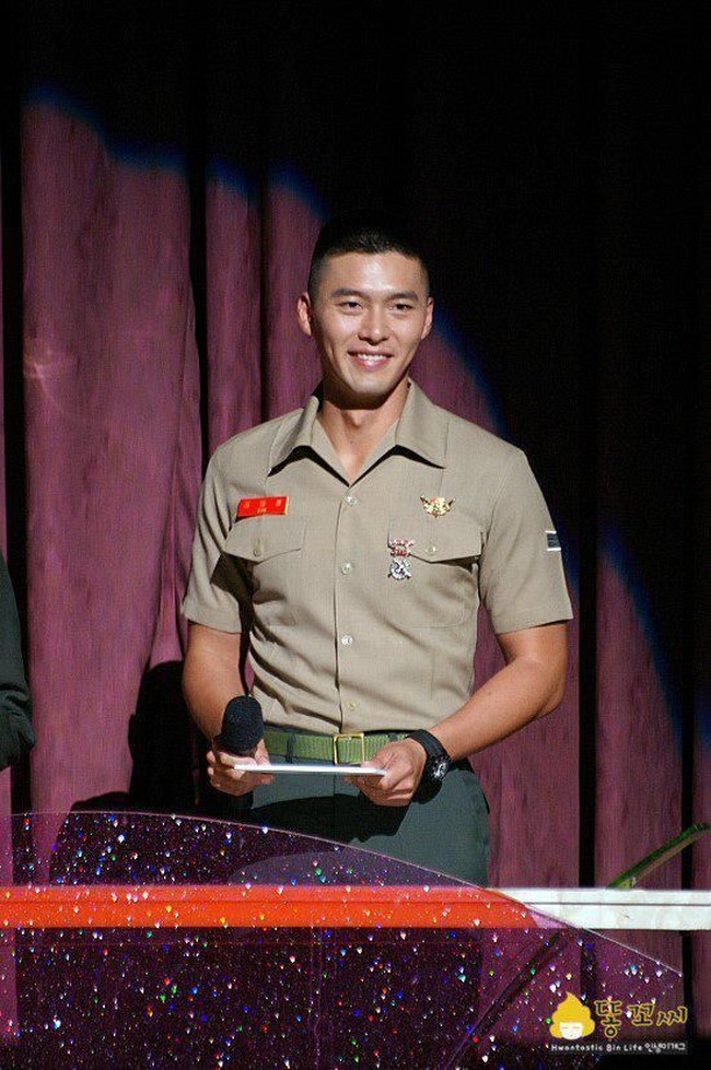 Ketika menjalani wajib militer para fans bisa melihat wajah asli para aktor. Sudah bisa ditebak jika Hyun Bin yang bermain dalam Crash Landing On You akan tetap bersinar tanpa atau dengan makeup. Foto: Fansite