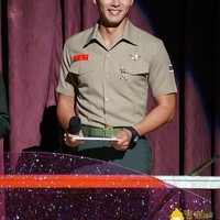 Ketika menjalani wajib militer para fans bisa melihat wajah asli para aktor. Sudah bisa ditebak jika Hyun Bin yang bermain dalam Crash Landing On You akan tetap bersinar tanpa atau dengan makeup. Foto: Fansite