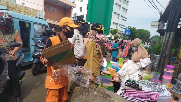 Lurah Pasar Minggu, Gita Puspitasari menertibkan pedagang di Pasar Minggu. (Luqman Nurhadi Arunanta/detikcom)