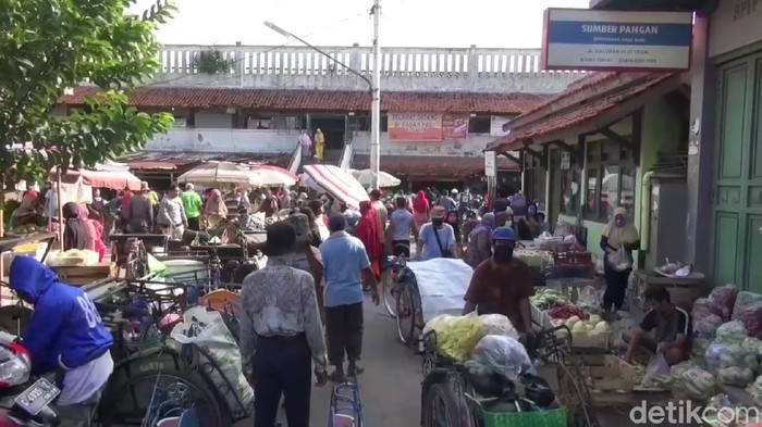 Warga Kota Tegal serbu pasar pasca PSBB diakhiri