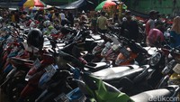 Tampak lokasi parkir sepeda motor pun terlihat padat.