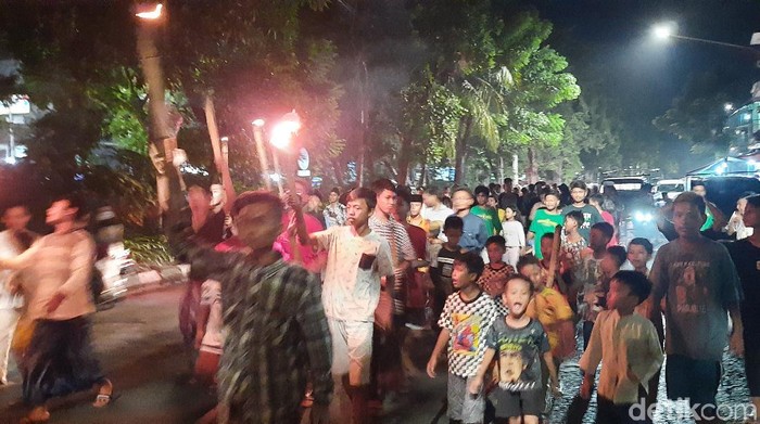 Pemerintah hingga kepolisian sudah mengimbau kepada masyarakat untuk tidak melakukan takbir keliling. Namun, di Surabaya bagian timur masih ada yang nekat.