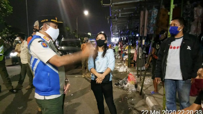 Satpol PP tertibkan pedagang pasar malam.