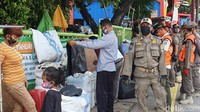 Ada 145 aparat Satpol PP yang diterjunkan ke lokasi. Selain itu, aparat dari TNI dan Polri berada di lokasi. 