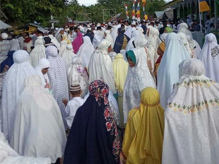 Pelaksanaan Shalat Idul Fitri 1441 Hijriah berjamaah di Masjid Nurul Awal Desa Wakal, Kecamatan Leihitu, Kabupaten Maluku Tengah, Provinsi Maluku, Sabtu (23/5/2020).