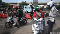 Kelengkapan surat juga diperiksa para petugas.