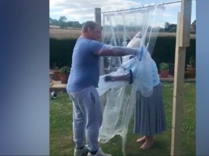 Jangankan Sungkem, Dekap-dekapan Juga Aman dengan Tirai Peluk Ini