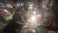 Lapak pedagang ikan pun dipenuhi warga.