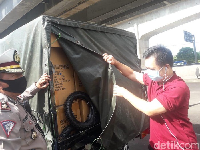 Polisi periksa pikap yang tertutup terpal di GT Cikarang Barat
