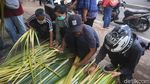 Laris Manis Pedagang Ketupat Jelang Lebaran
