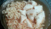 Waduh, bukan pakai opor ayam, netizen yang satu ini justru makan ketupat pakai mie instan. Siapa yang pernah seperti ini? Foto: Istimewa