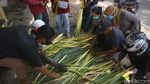Laris Manis Pedagang Ketupat Jelang Lebaran