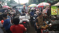 Akses masuk dan keluar pasar terlihat padat.