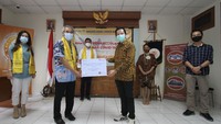 Presiden Direktur AXA Mandiri Handojo G Kusuma  secara simbolis menyerahkan donasi kepada Ketua Umum Badan Amal Kasih Katolik (BAKKAT) Romo Samuel Pangestu Pr. didampingi IT & Operasional BAKKAT Chaterin Liong, Koordinator Pelaksana Harian BAKKAT Djumhari Latief (ketiga kiri), Chief of Human Capital AXA Mandiri Elisabeth Dewi Evaty (kedua kanan) dan Ketua Komunitas Katolik AXA Tower Andy Setia Winanto, di Jakarta. 