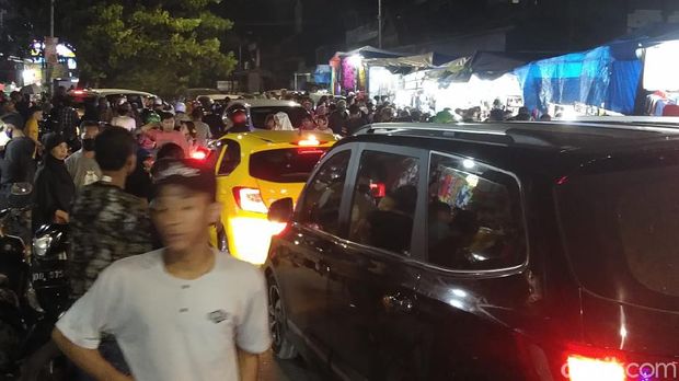 Kepadatan lalu lintas di Pasar Senggol Makassar saat malam Lebaran (Hermawan-detikcom).