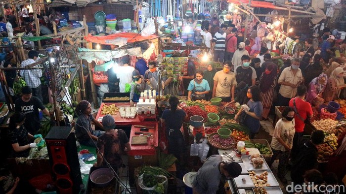 Warga Bekasi Padati Pasar Kranji Baru H-1 Lebaran, sejumlah warga tampak memadati Pasar Kranji Baru, Kota Bekasi, Jawa Barat. Hal tersebut terpaksa dilakukan demi memenuhi kebutuhan jelang hari raya.