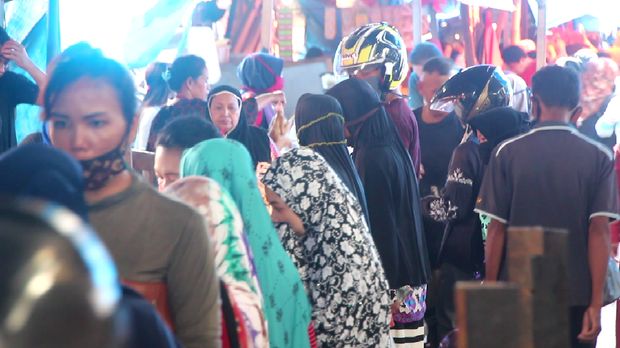 Warga padati Pasar Lakessi, Parepare, Sulsel. (Hasrul Nawir/detikcom)