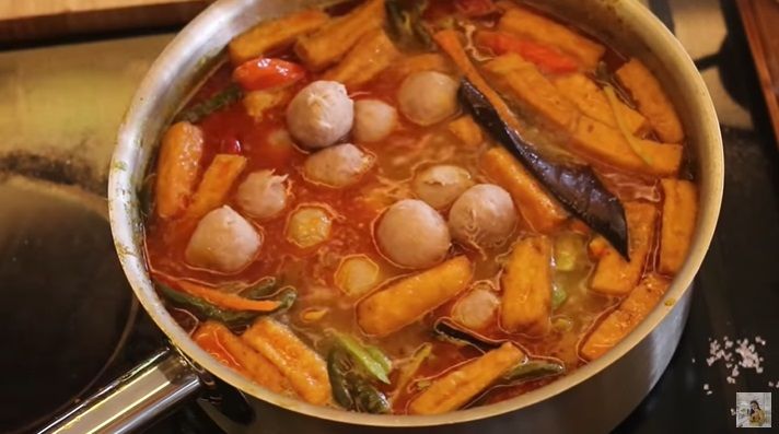 Ketupat sayur bakso ala chef Devina Hermawan