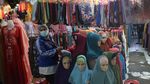 Pandemi Corona Tak Surutkan Tradisi Warga Berburu Pakaian