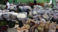 Tak hanya para pembeli, para pedagang pun masih terlihat sibuk menyusun bunga.